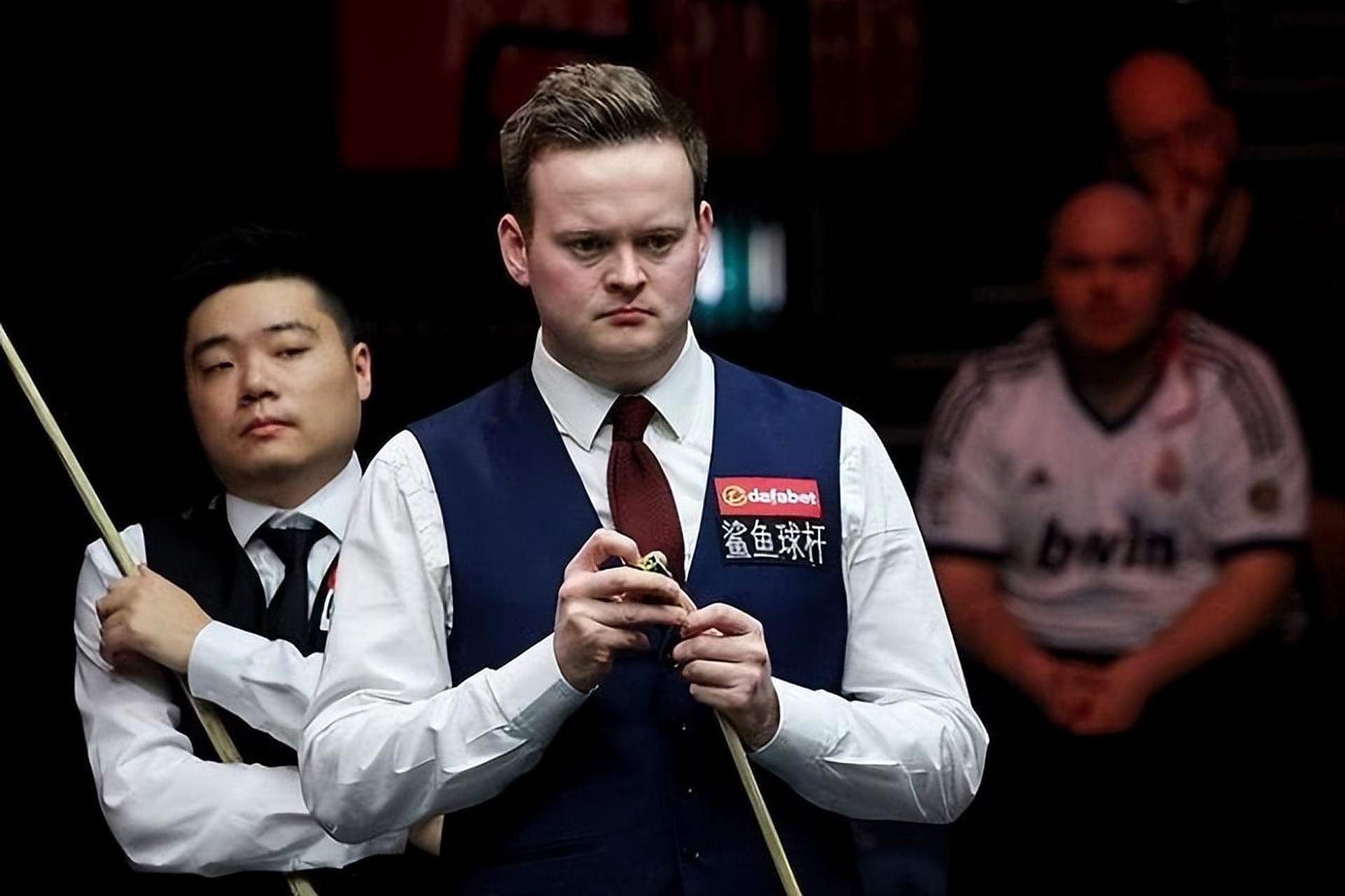 迫使她采取 迫使她采取